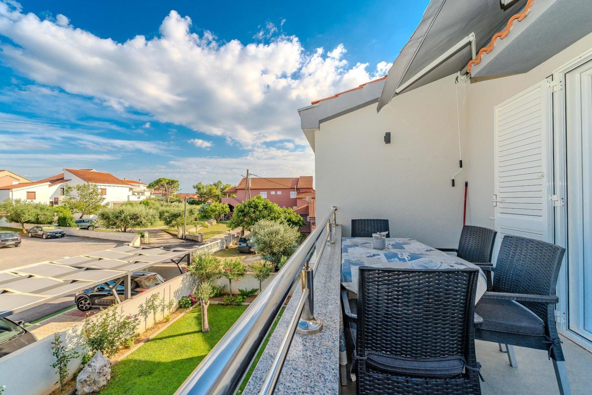 Apartments Dalmatia (Adults Only) Привлака Экстерьер фото